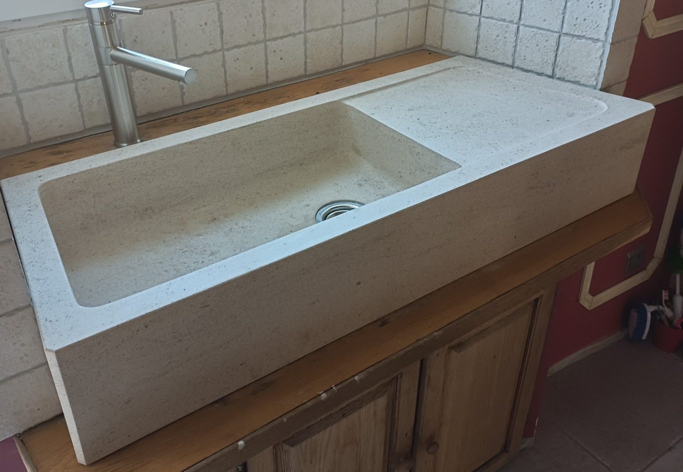 évier massif en pierre de Bourgogne