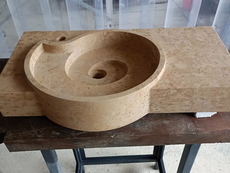 vasque escargot en pierre de Bourgogne